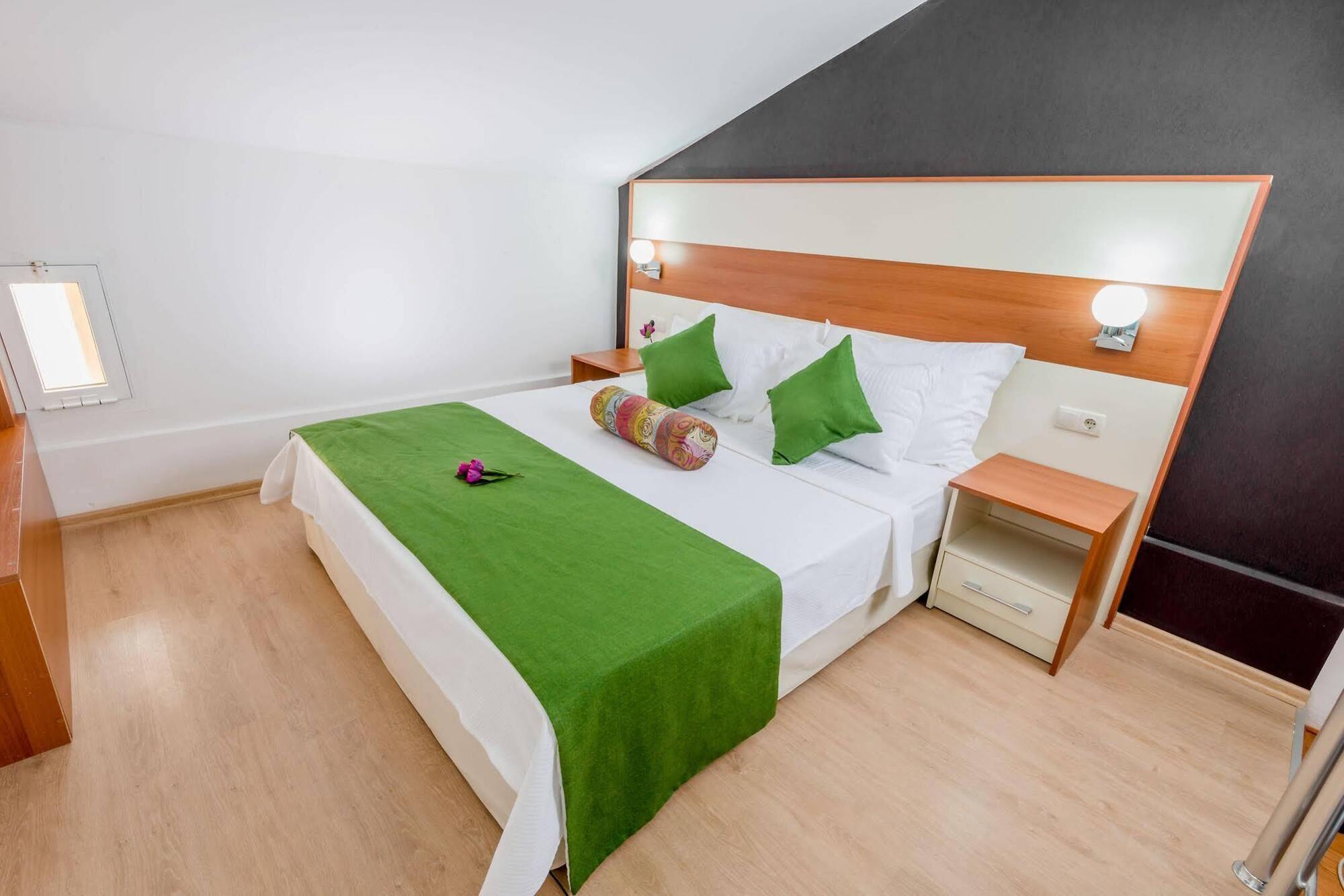 Hotel Ege Tulip Çeşme Esterno foto
