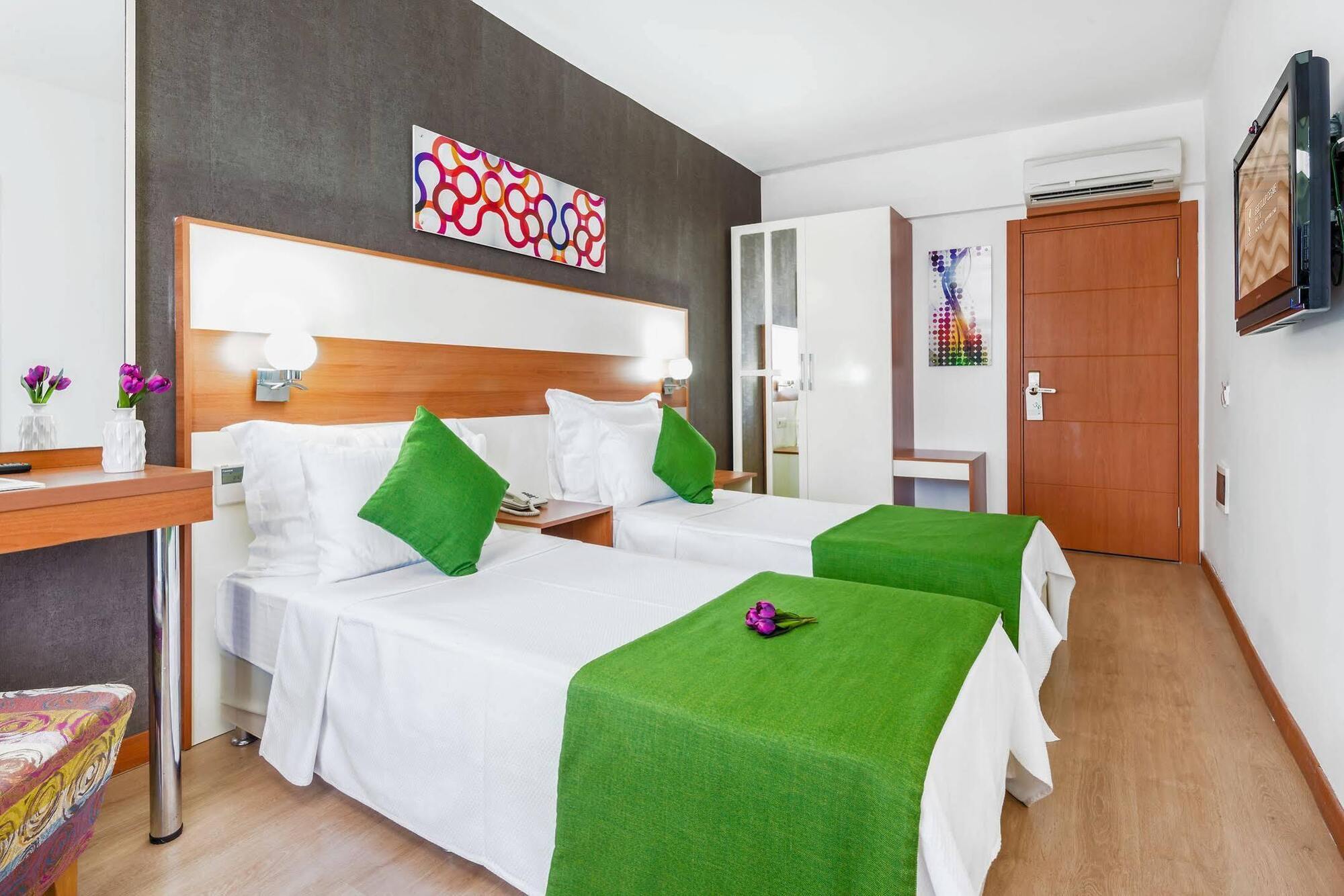 Hotel Ege Tulip Çeşme Esterno foto
