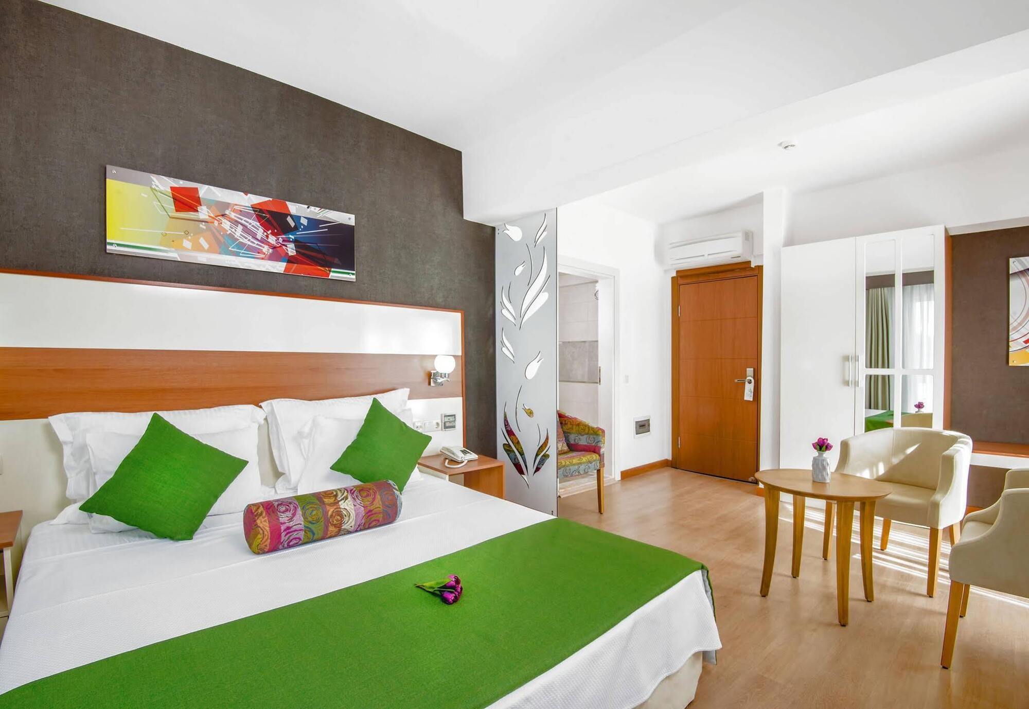 Hotel Ege Tulip Çeşme Esterno foto